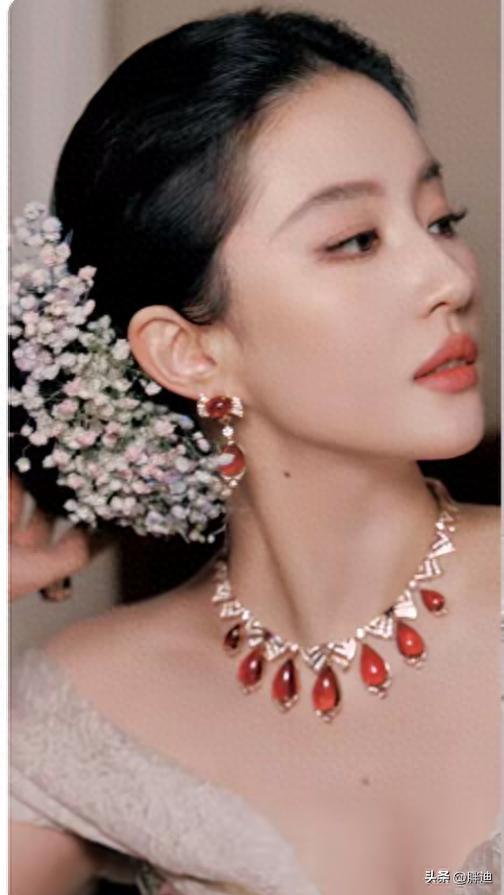 宝格丽再次失算！砸一个多亿项链结果被刘亦菲头上的头饰打败